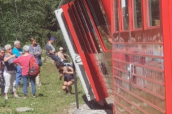 C'est la motrice du train qui est sortie du rail au niveau d'un aiguillage