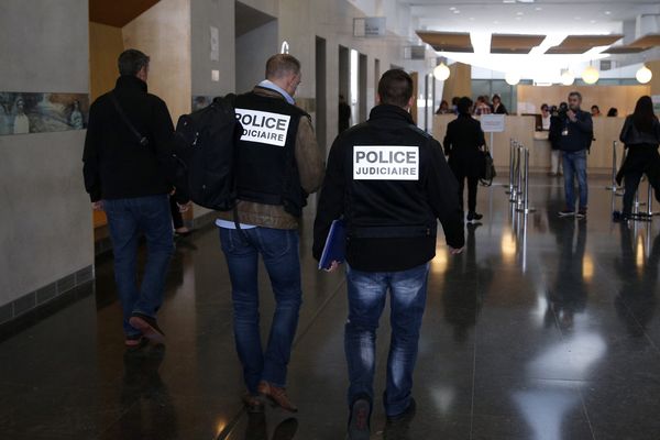 Des policiers dans l'enceinte du palais de justice de Melun, en Seine-et-Marne, après une fusillade, le 29 octobre 2015.