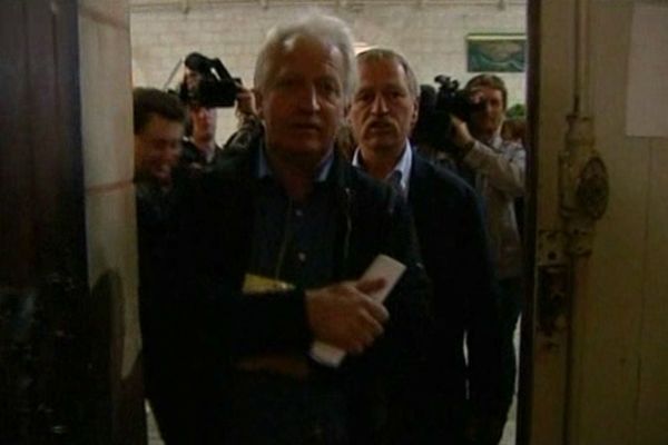 François Dufour (à gauche) et José Bové au tribunal de Poitiers en février 2012 (archive France 3 Basse-Normandie