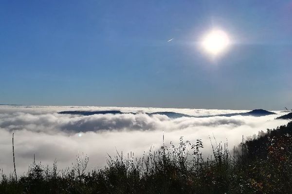 Une très belle "mer de nuages" a recouvert Clermont-Ferrand. 