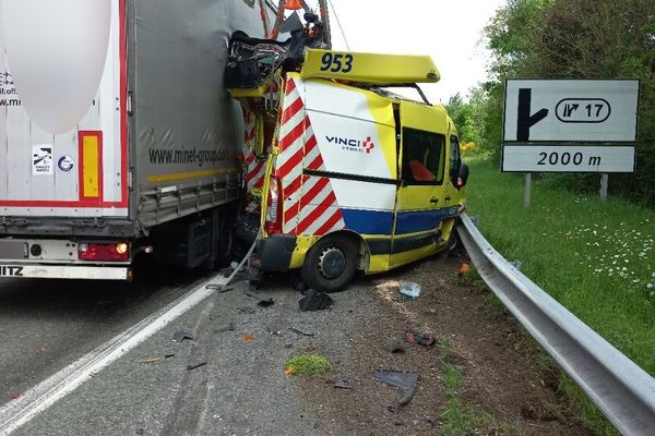 Un véhicule patrouilleur heurté par un camion alors qu'il protégeait un poids-lourd en panne sur l'A64