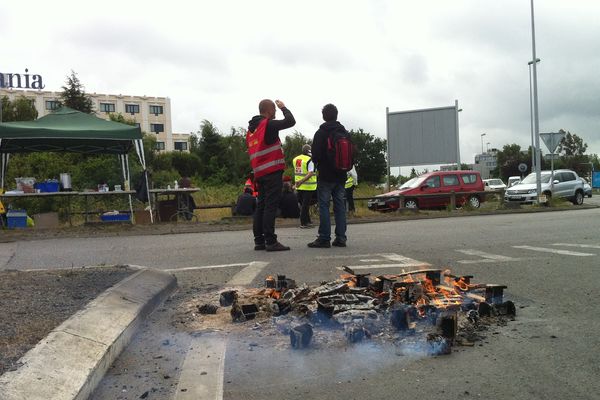 Depuis 5 heures ce matin plusieurs barrages filtrants (5 selon la CGT) ont été dressés autour de la zone aéroportuaire Nantes -Atlantique (tous les rond-points autour de cette zone). Plus particulièrement ciblés, tous les véhicules transportant des marchandises.