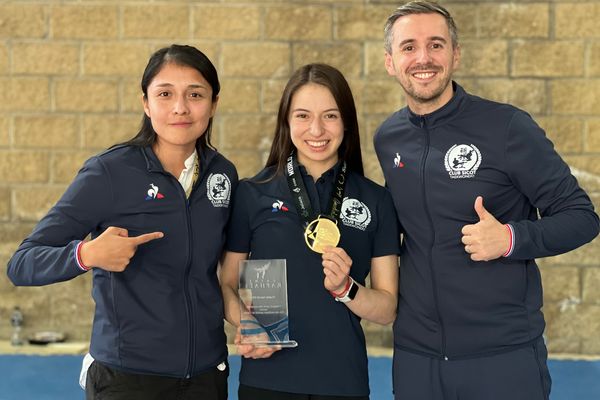 Daniela Souza, ici au centre, est l'une des deux athlètes de Saint-Raphaël qualifiée pour les JO de Paris. Elle est entourée de Diana et David Sicot, ses entraîneurs.