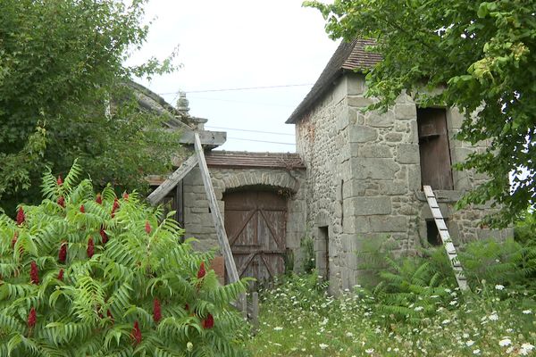 Le pigeonnier-porche du château de Châtain à Arfeuille-Châtain. Au-delà de l'aspect purement patrimonial, la "Mission Bern" a retenu ce site pour sa dimension sociale : la restauration s'accompagnera d’un projet d’inclusion pour personnes handicapées.