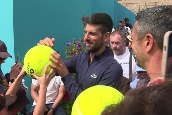 Novak Djokovic au sommet de la hiérarchie mondiale et en plein bain de foule pour le premier jour, samedi 6 avril.