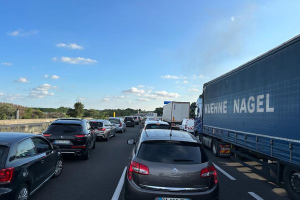 L'autoroute A9 a été coupée dans les deux sens suite à l'incendie d'un véhicule.