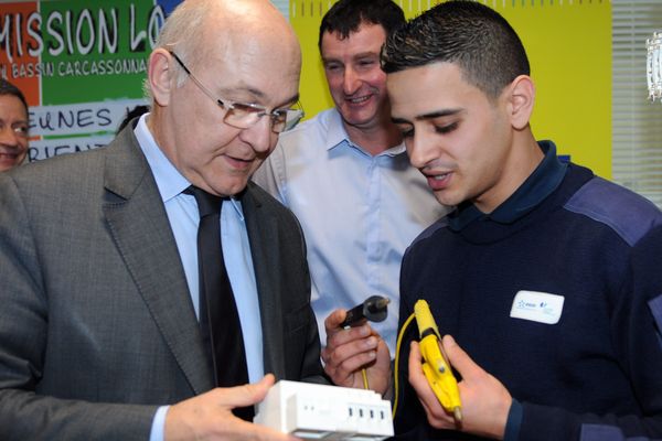 Michel Sapin rencontre un jeune en contrat emploi d'avenir début 2014.