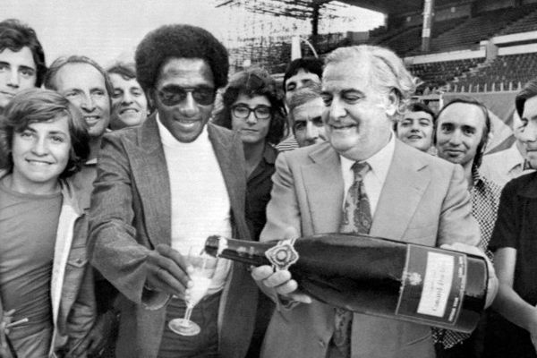 Le footballeur Paulo César Caju (Paulo César ou Paulo César Lima) sable le champagne avec le président du club Fernand Méric après avoir signé un contrat avec l'OM le 11 juillet 1974 à Marseille.