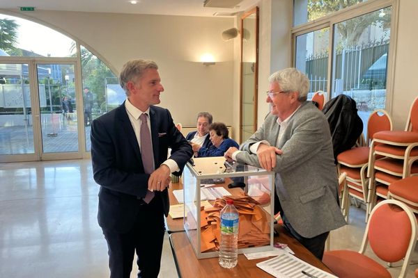 Dans l'après-midi, un Kevin Luciano décontracté et tout sourire alors que le vote des habitants est toujours en cours.