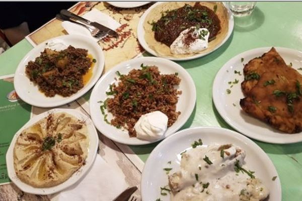 Le refugee food festival permet de découvrir des plats syriens, éthipiens, afghans, iraniens ... et favorise l'intégration de chefs ayant dû fuir leurs pays en guerre