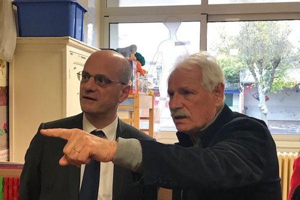 Jean-Michel Blanquer et Yann Arthus-Bertrand veulent promouvoir la défense de l'environnement à l'école.