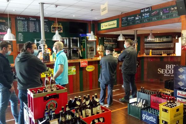 A Labège, ce vendredi 2 avril, les clients du bar caviste V ans B profitent de la braderie anti gaspillage.