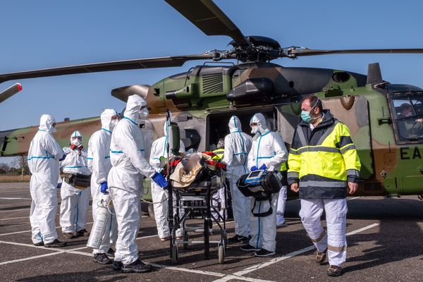 À Vesoul, deux patients ont été transférés par un hélicoptère militaire (image d'illustration).