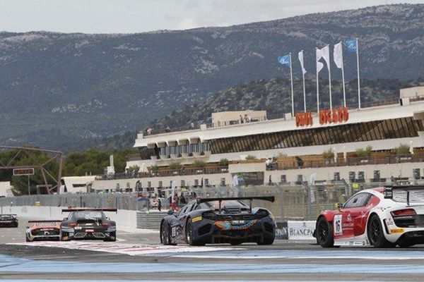 Un pilote italien s'est tué ce dimanche lors d'une course GT du Lamborghini Blancpain Super Trofeo sur le circuit Paul-Ricard au Castellet .