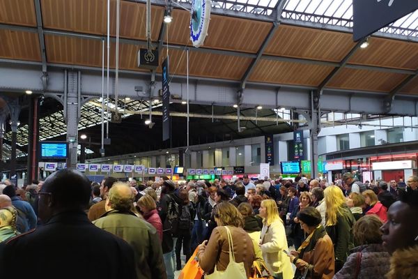 La Gare de Paris-Saint-Lazare bondée après 16H30 ce 16 octobre 2019