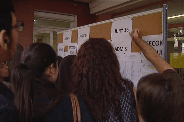 Ce matin devant les résultats affichés au lycée Récamier (Lyon 2e)