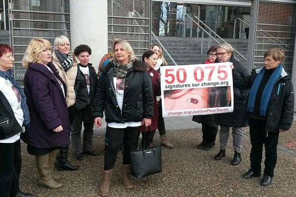 la mère de Sarah devant le Palais de Justice de Toulouse