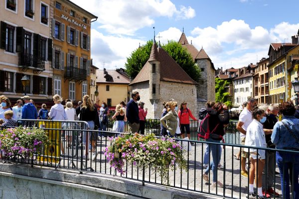 Des passants dans la vieille ville d'Annecy le 8 août, jour où le port du masque y est devenu obligatoire.