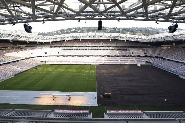 La pelouse du stade avait été changée pour la première fois en novembre 2013, deux mois après l"inauguration. 