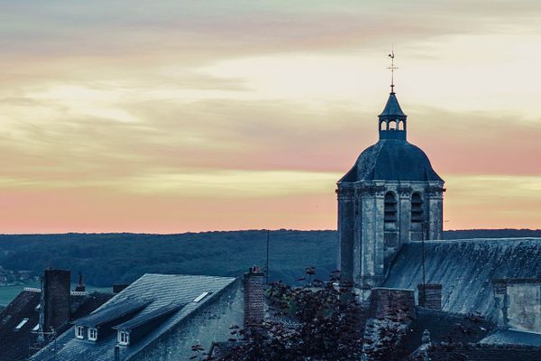 Dans l'Orne, un coucher de soleil  entre nuages et lumière à Bellême.