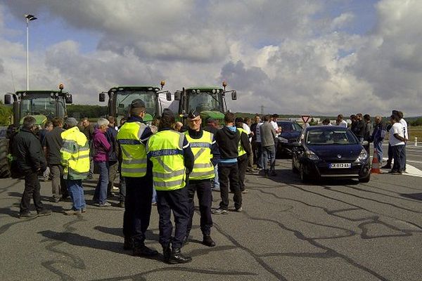 Les éleveurs de l'Aveyron et de la Lozère ont installé un barrage filtrant sur le viaduc de Millau pour protester contre les attaques de loup.