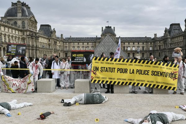 La police scientifique a mis en scène une fausse scène de crime devant le jardin des Tuileries, mercredi 15 janvier