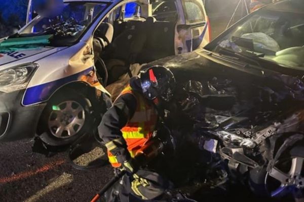 Trois policiers ont été blessés, percutés par un conducteur de Mercedes, à Val-de-Reuil (Eure), dans la nuit du lundi 1er au mardi 2 avril 2024.