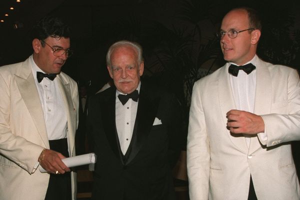 Le 27 juillet 1998, Michel Pastor, le prince Rainier et le prince Albert lors du gala "Nuit du Pérou" au profit du "Saint Jude Children's Research Hospital" et de l'oeuvre humanitaire monégasque "Ecoute-Cancer-Réconfort". 