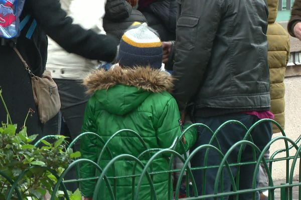 De jeunes enfants emmitouflés après avoir passé la nuit dehors : l'image que parents et enseignants lyonnais ne veulent pas revoir devant leurs écoles