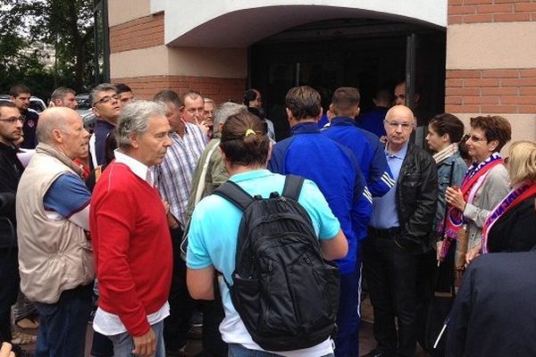 Les supporters et joueurs de Luzenac (09) ce mercredi devant le tribunal administratif de Toulouse (31)