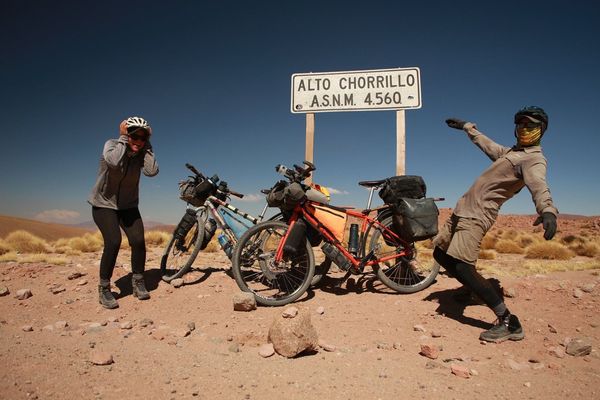 C'était le 10 mai dernier et le dernier dernier col au delà de 4000 m d'altitude de tout leur voyage entre l'Alaska et la Patagonie. Ils pensent arriver fin août à Ushuaïa.