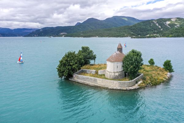 La chapelle Saint-Michel, situé au milieu du lac de Serre-Ponçon, le 13 juillet 2023.