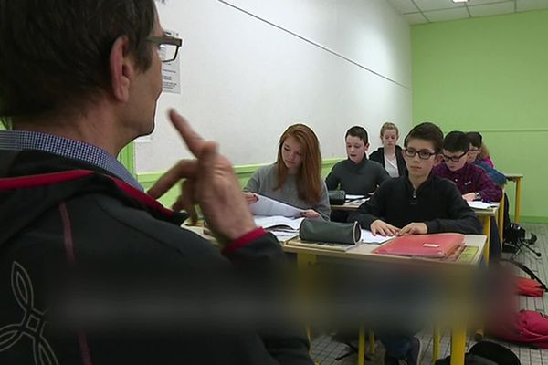 Le coadage de la langue française parlée complétée (LFPC) a déjà fait ses preuves en salle de classe. Grâce aux codeurs, les enfants déficients auditifs peuvent suivre les enseignements des professeurs comme les autres élèves.