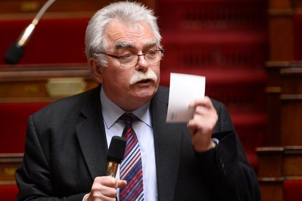 Le député Front de Gauche André Chassaigne prend la parole à l'Assemblée durant le débat sur le projet de loi Travail, le 4 mai 2016.