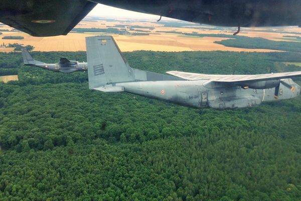 Vus du 2e avion Casa, le Transall et le Casa pour la formation du défilé aérien