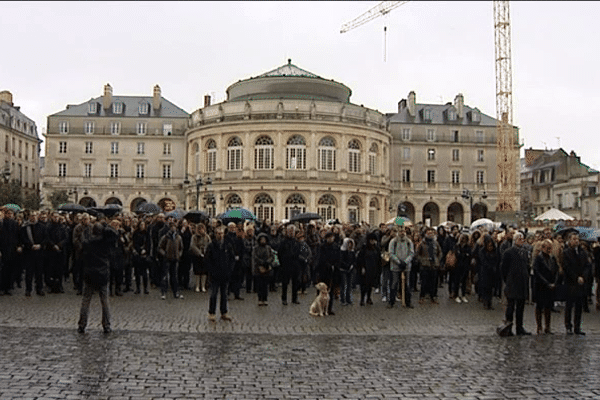 Près de 3 000 personnes ont observé une minute de silence place de la mairie à Rennes ce 8 janvier 2015 en hommage aux victimes de l'attentat contre Charlie Hebdo