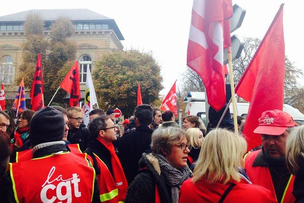 Les manifestants devant le TGI de Strasbourg