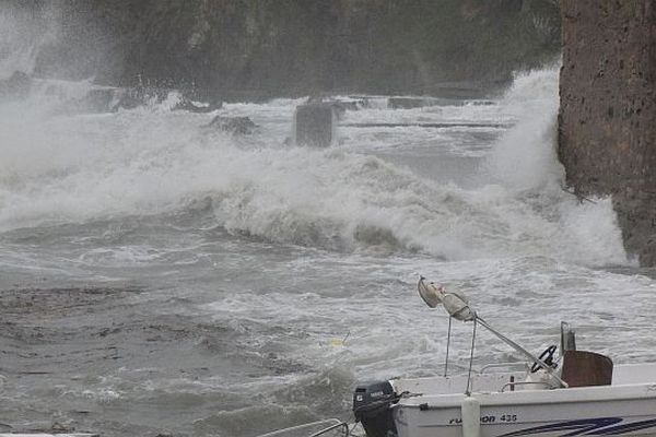 A Collioure, les vagues déferlent au pied des remparts.