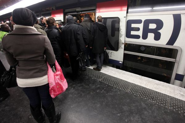 Le premier "lieu sécurisé" du réseau de transport francilien a été inauguré à la station de RER Auber à Paris .