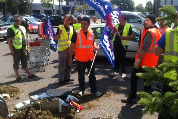 Les agents des déchetteries devant le siège de Caen-la-Mer. Photo : Guillaume Le Gouic.