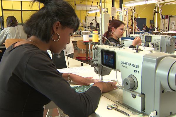 Les élèves, formés aux métiers de la mode, au lycée professionnel Marie Laurencin à Riom (Puy-de-Dôme) auront bientôt des cours de sensiblisation à l'écologie.