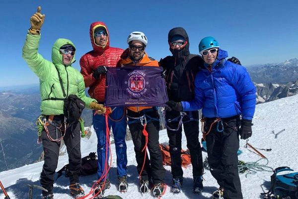 David Labarre (au centre) et son équipe au sommet du Mont-Blanc