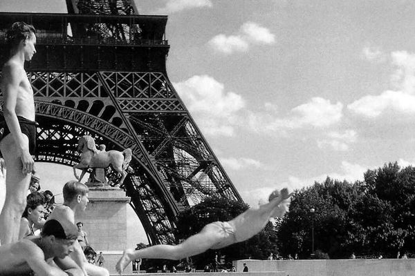 Baignade dans la seine au pont d'Iéna, une photo de Robert Doisneau