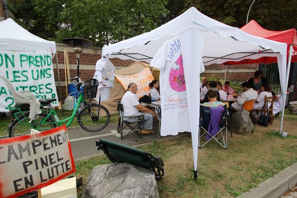 À Amiens, les salariés de l'hôpital psychiatrique Philippe-Pinel sont en grève depuis 83 jours ce 5 septembre, pour dénoncer les économies de moyens et de personnel qui nuisent à leurs conditions de travail. Ils campent en permanence sur le site depuis une cinquantaine de jours.