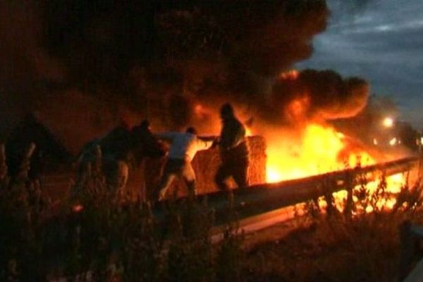 Quelques manifestants ont brûlé des ballots de paille devant les forces de l'ordre.