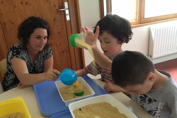 Une classe spécialisée chargée d'accueillir des enfants autistes inaugurée à l'école de Monistrol-sur-Loire (Haute-Loire)