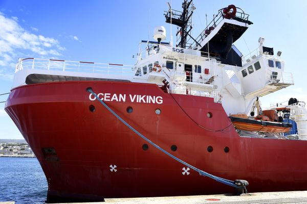 L'Ocean Viking, navire de l'association SOS Méditerranée est immobilisé 20 jours par les autorités italiennes.