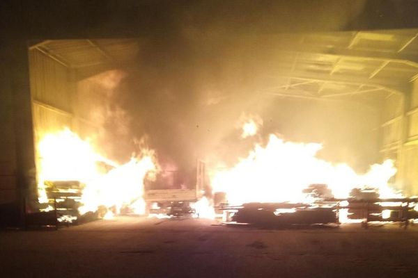 Les sapeurs-pompiers sont intervenus pour un feu d’entrepôt aux ateliers AVH, sur la commune de Florensac (Hérault). 500 m2 de stock de bois sont partis en fumée. 16 personnes ont été évacuées d’un bâtiment adjacent à titre préventif.