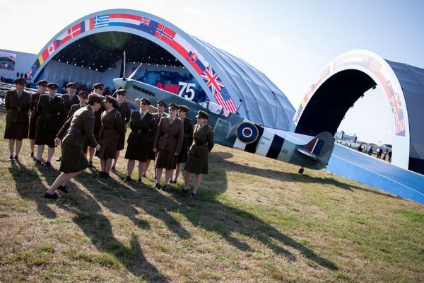 5 juin 2019, des actrices posent devant un Spitfire avant le début de la commémoration officielle du 75 éme