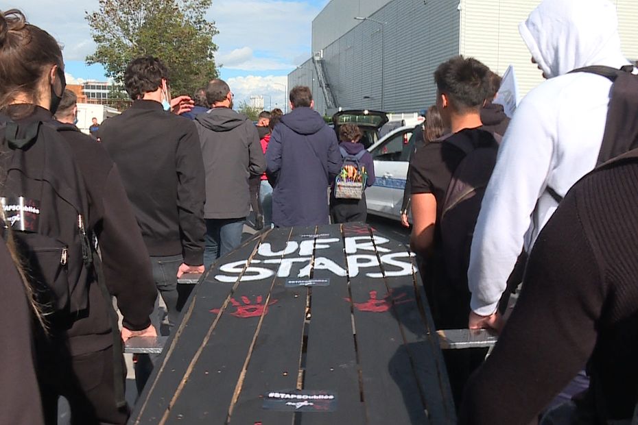 Staps students demonstrate against study conditions on the Bobigny campus